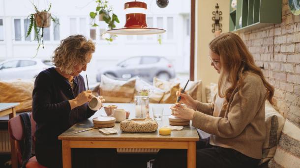 Mal keramik hos Café Kaffekop i Fredericia