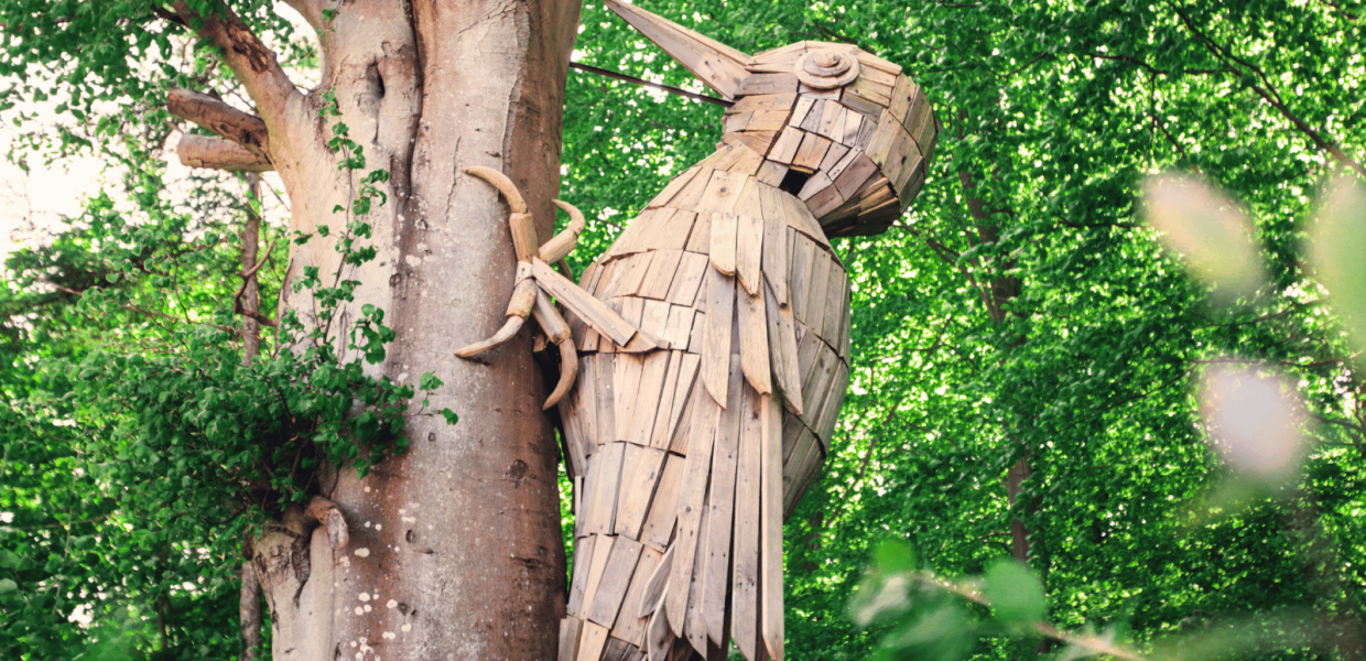 Træskulptur af spætten