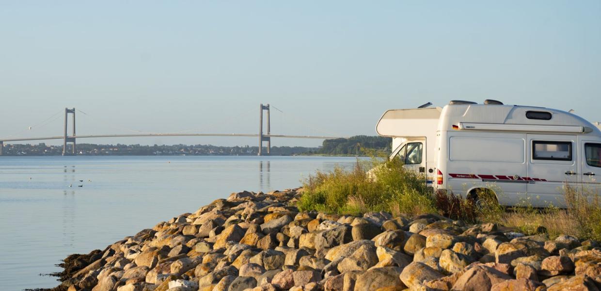 Autocamper parkering med udsigt til Lillebælt
