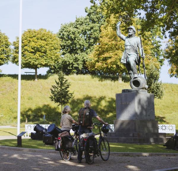 Par på cykelferie betragter Landsoldatpladsen