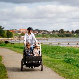Familie cykler i ladcykel på Strandstien langs Østerstrand
