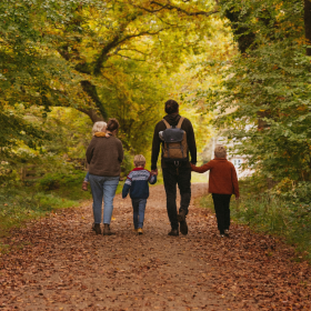 Familie går tur ved Trelde Næs