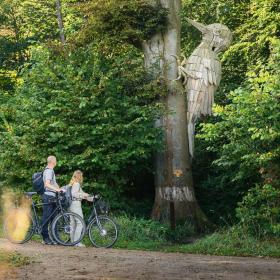 Par på cykeltur i naturen