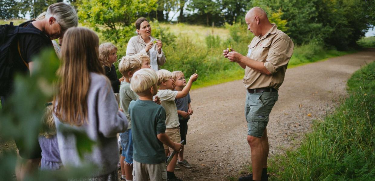 Naturvejleder på tur med familie