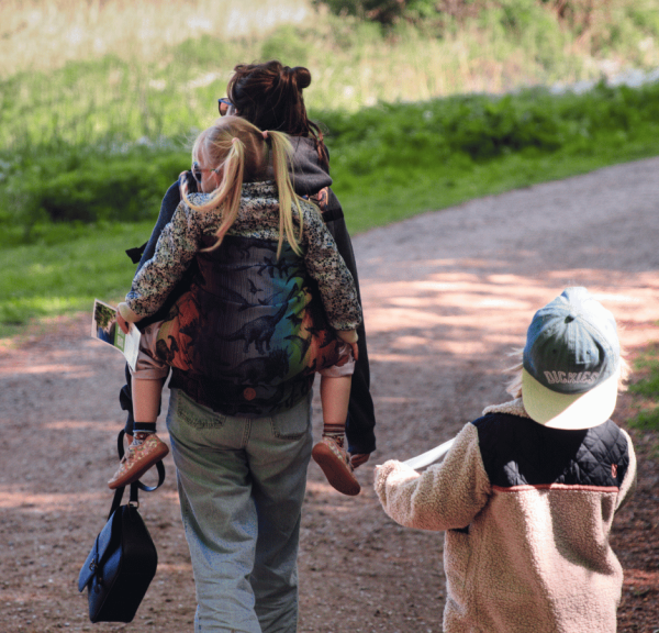 Familie går tur i naturen nær Fredericia