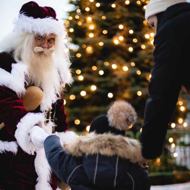 Julemanden hilser på børnene i Fredericia