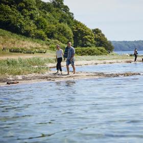 Par går tur i Skærbæk Strandpark