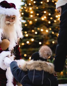 Julemanden hilser på børnene i Fredericia