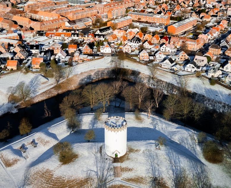 Det Hvide Vandtårn i smukt vinterlandskab